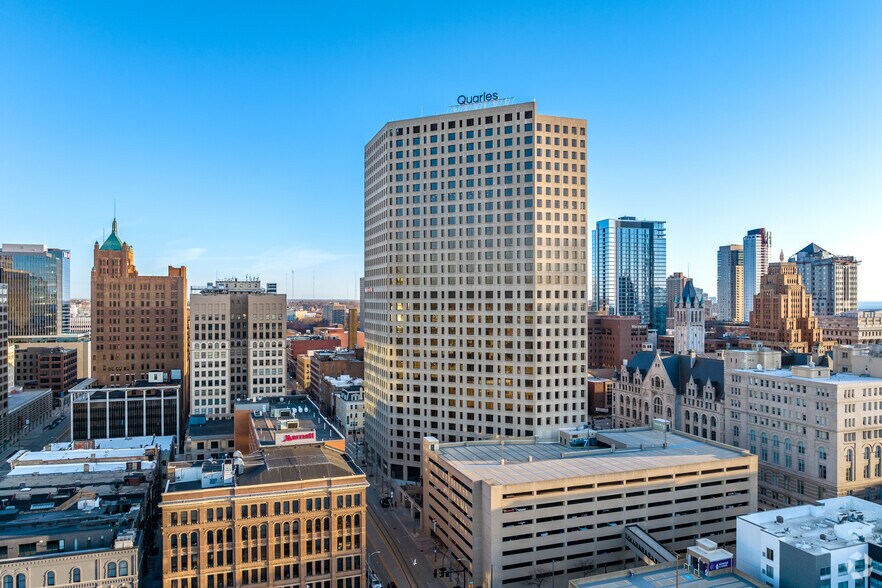 411 E Wisconsin Ave, Milwaukee, WI à louer - Photo du bâtiment - Image 2 de 12