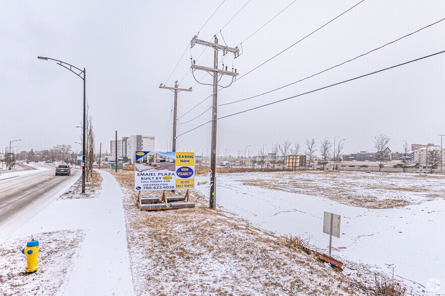 1212 Calgary Trl SW, Edmonton, AB à louer - Photo du bâtiment - Image 2 de 2