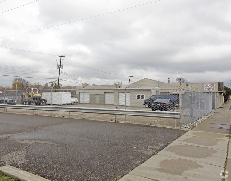 45-47 E 10 Mile Rd, Madison Heights, MI à vendre - Photo du bâtiment - Image 3 de 9