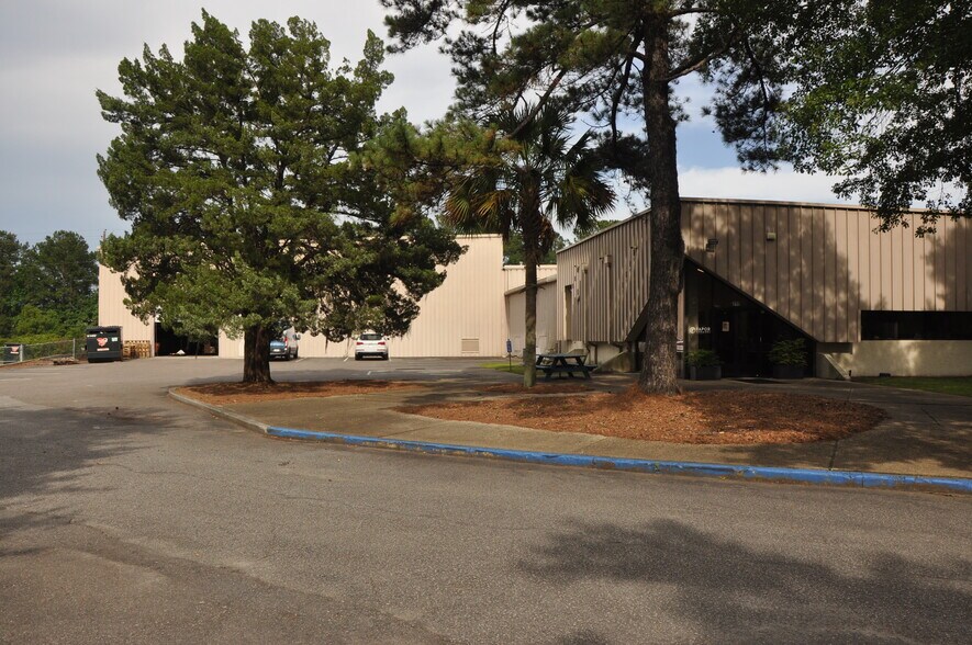 917 Commerce Cir, Hanahan, SC à louer - Photo du bâtiment - Image 2 de 25
