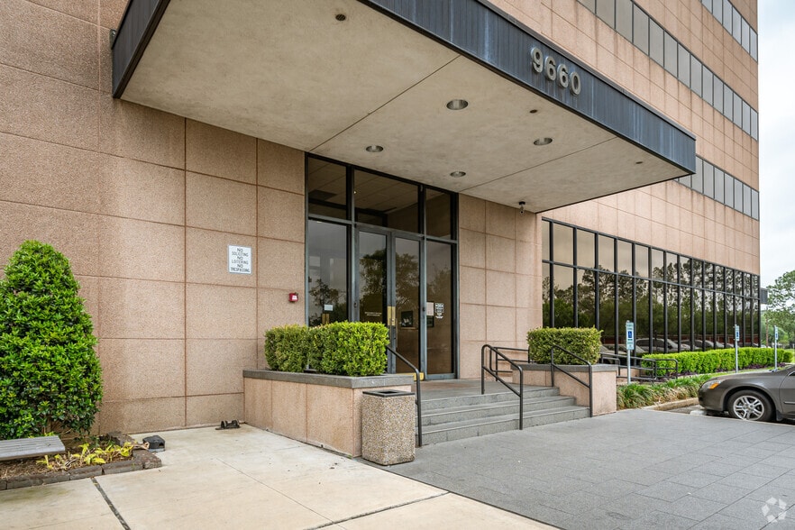 9660 Hillcroft St, Houston, TX à louer - Photo du bâtiment - Image 3 de 5