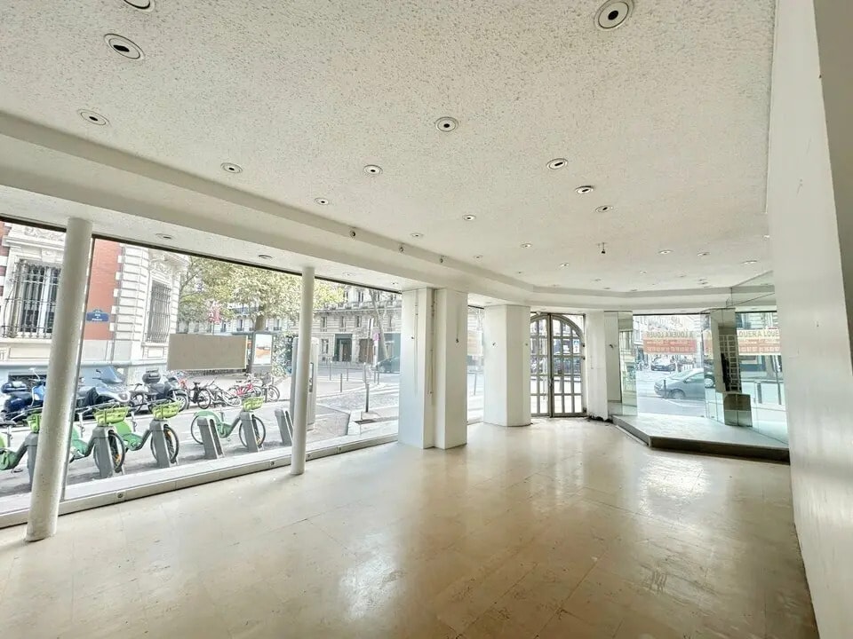 Retail in Paris for lease Interior Photo- Image 1 of 4