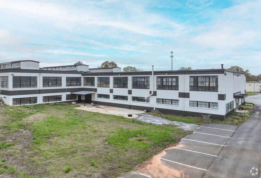 585 11th St NW, Hickory, NC à vendre - Photo principale - Image 1 de 42