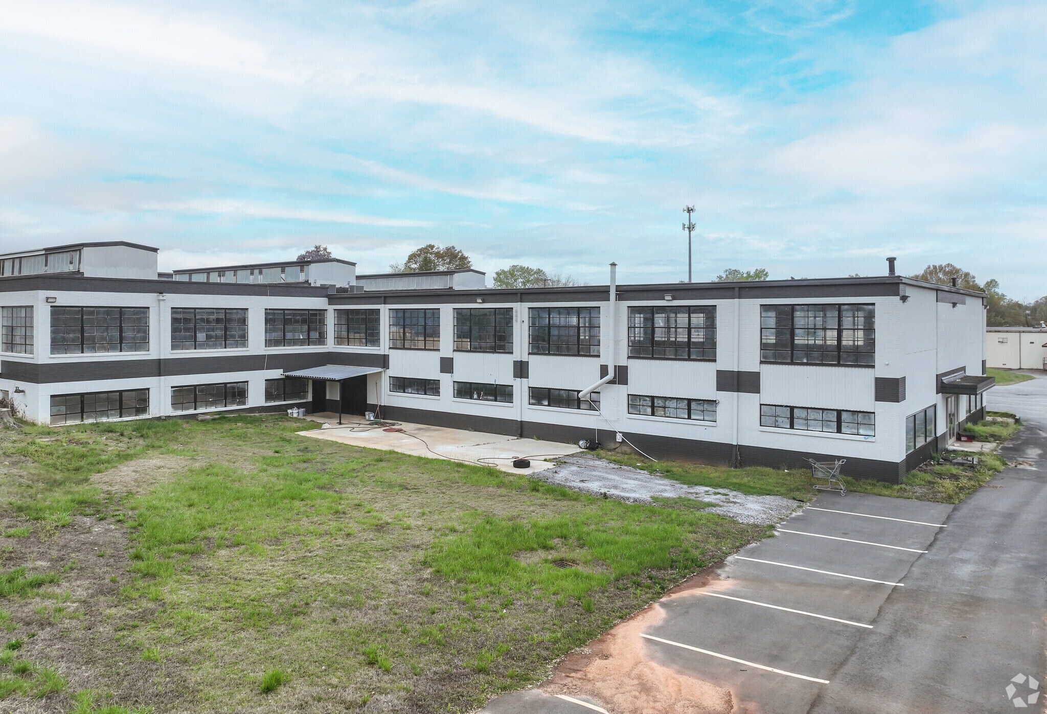 585 11th St NW, Hickory, NC à vendre Photo principale- Image 1 de 43