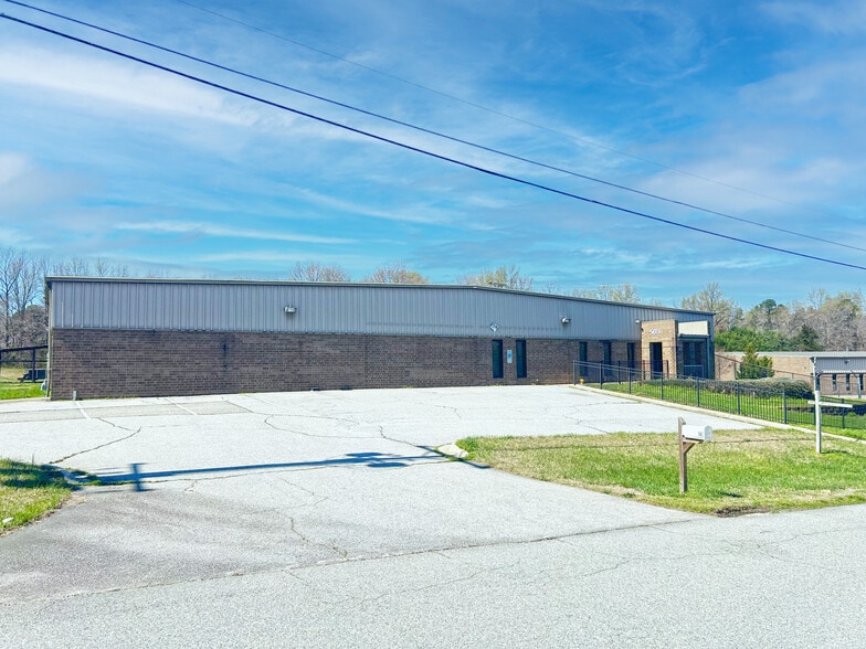 503 Aztec Dr, High Point, NC for lease - Primary Photo - Image 1 of 11