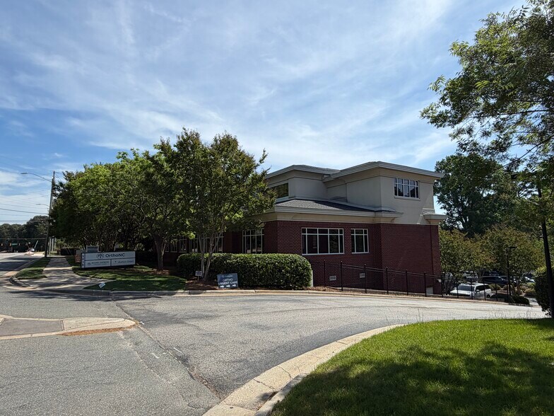 5838 Six Forks Rd, Raleigh, NC à louer - Photo du bâtiment - Image 2 de 8