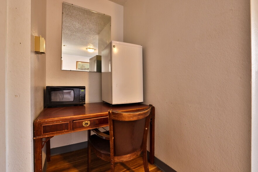 620 W Colorado Ave, Colorado Springs, CO for sale - Interior Photo - Image 2 of 36