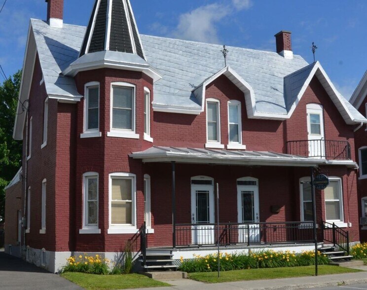 2356-2362 Rue Dessaulles, Saint-hyacinthe, QC à louer - Photo principale - Image 1 de 1