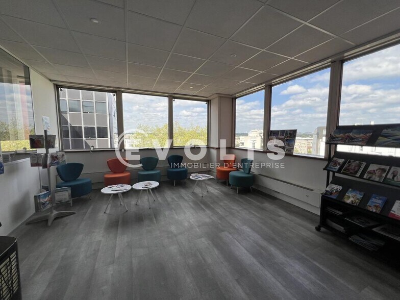 Office in Maisons Alfort for lease - Interior Photo - Image 2 of 15