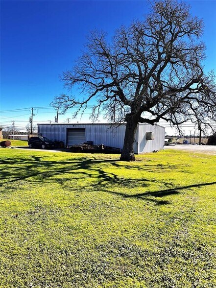 1608 W Cameron Ave, Rockdale, TX à vendre - Photo du bâtiment - Image 3 de 4
