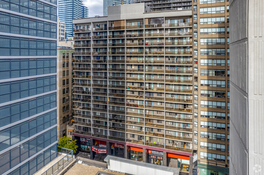 20-25 Carlton St, Toronto, ON for lease - Primary Photo - Image 1 of 30