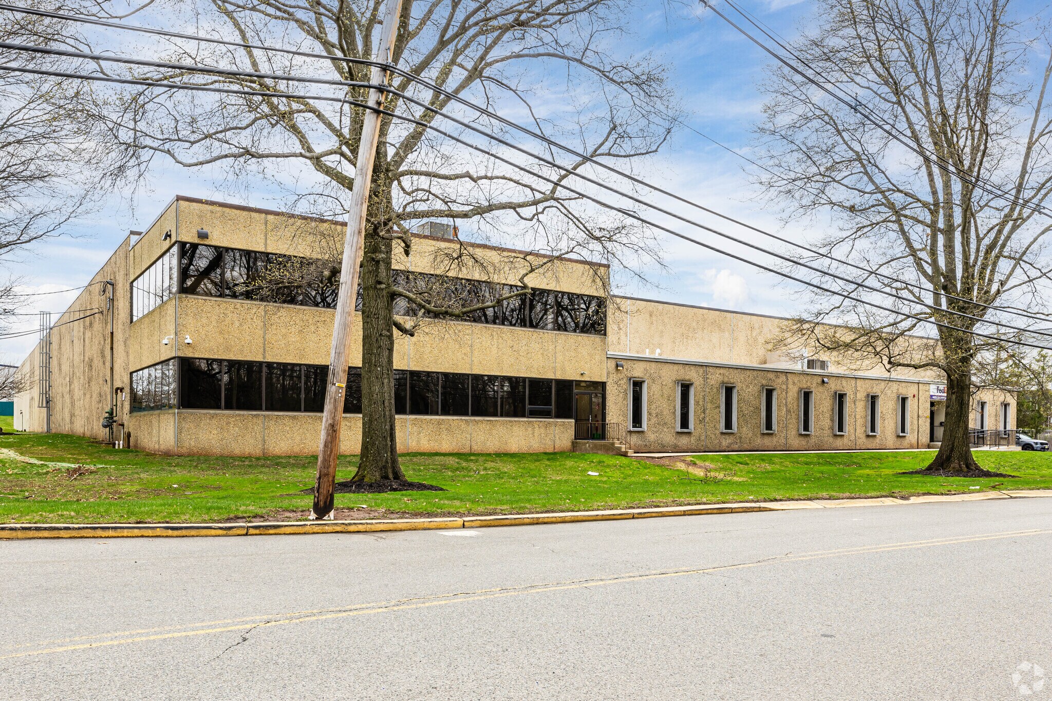 80 Essex Ave E, Avenel, NJ à louer Photo du bâtiment- Image 1 de 9