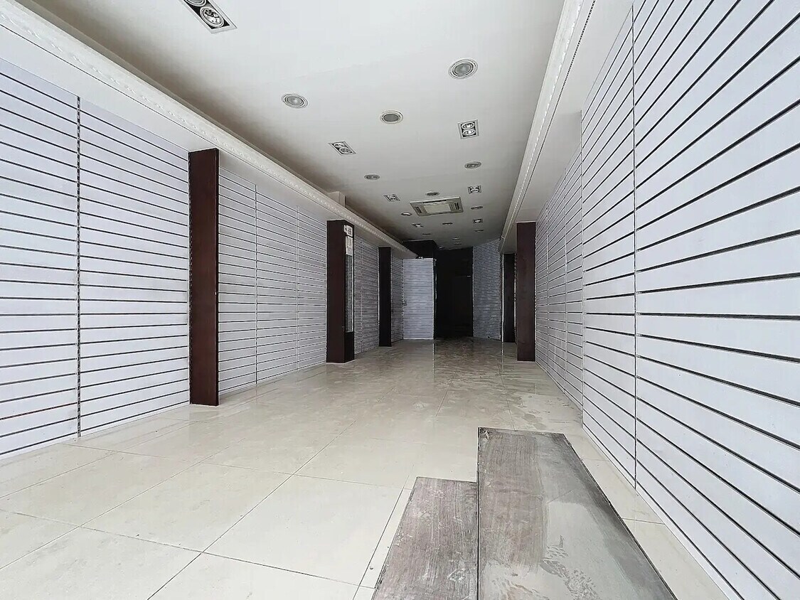 Retail in Paris for lease Interior Photo- Image 1 of 10