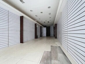 Retail in Paris for lease Interior Photo- Image 1 of 10