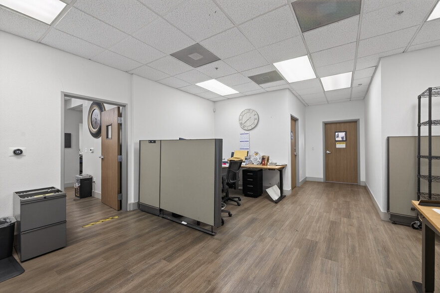 4009-4017 Vista Park Court portfolio of 3 properties for sale on LoopNet.ca - Interior Photo - Image 3 of 8