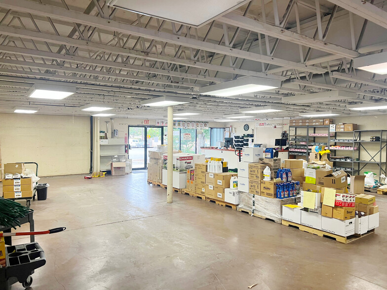 Retail/Office/Warehouse & Aux. Warehouse portfolio of 2 properties for sale on LoopNet.ca - Interior Photo - Image 3 of 8