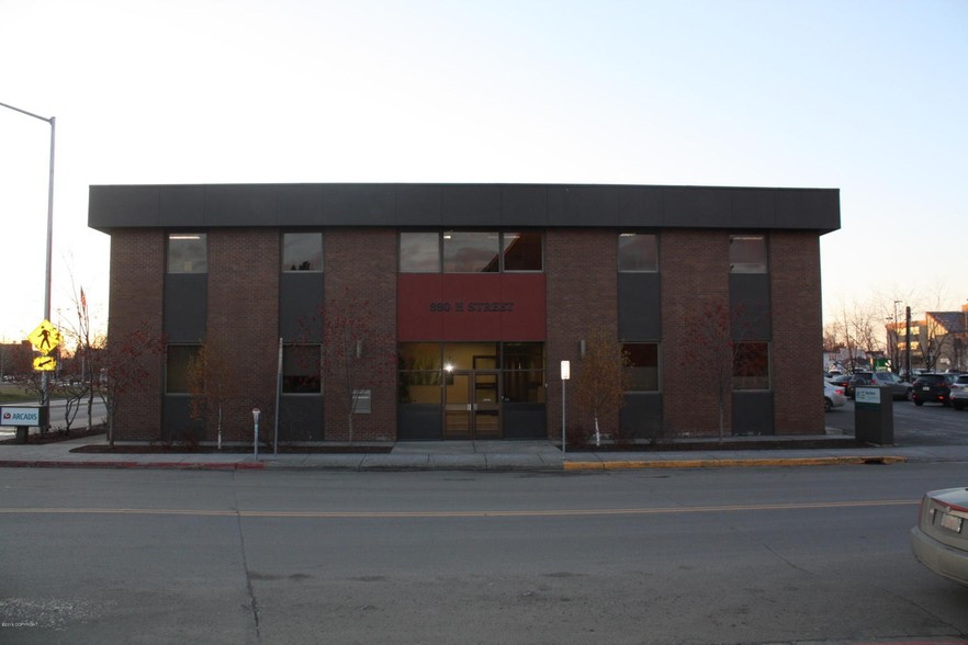 880 H St, Anchorage, AK for lease - Building Photo - Image 3 of 6