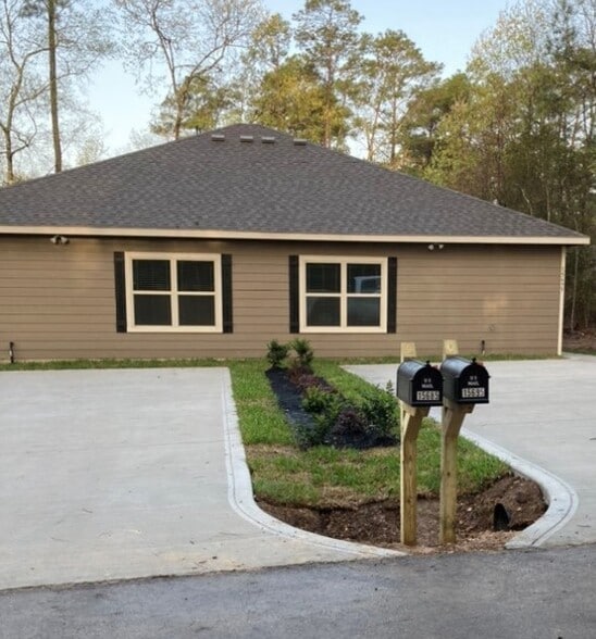 8 Duplexes portfolio of 8 properties for sale on LoopNet.ca - Building Photo - Image 2 of 22