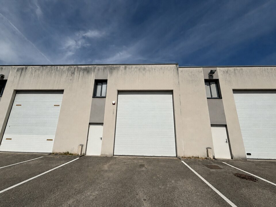 Flex dans Saint-Laurent-de-Mure à louer Photo du bâtiment- Image 1 de 13