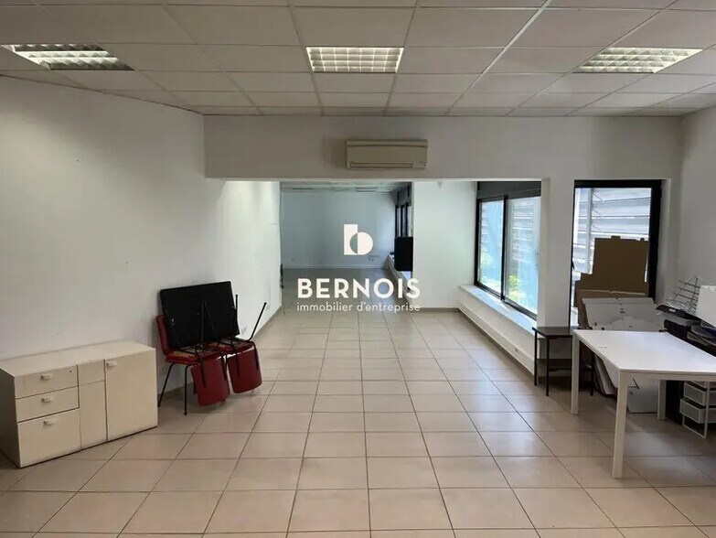 Office in Toulon for lease - Building Photo - Image 1 of 14