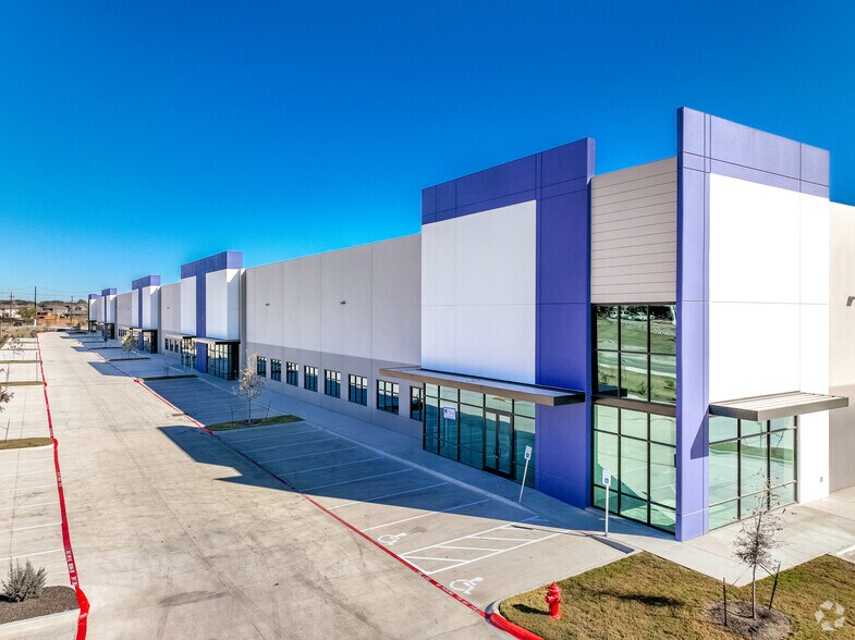 5930-6010 Eisenhauer Rd, San Antonio, TX à louer - Photo du bâtiment - Image 2 de 3