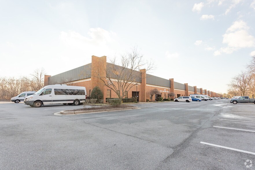 150 Blades Ln, Glen Burnie, MD à louer - Photo du bâtiment - Image 2 de 7