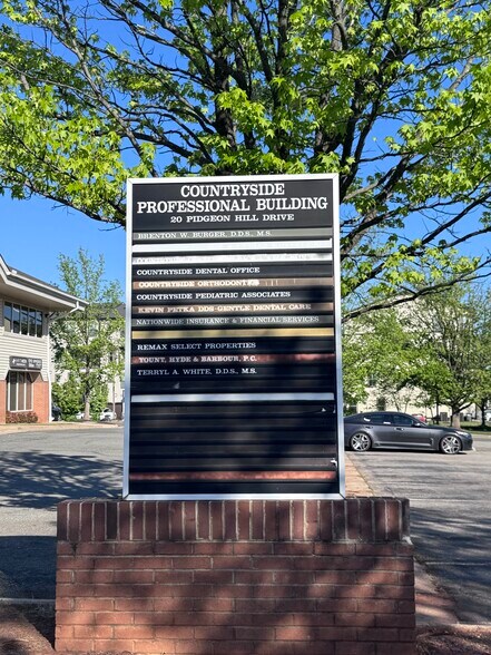 20 Pidgeon Hill Dr, Sterling, VA à vendre - Photo du bâtiment - Image 3 de 29