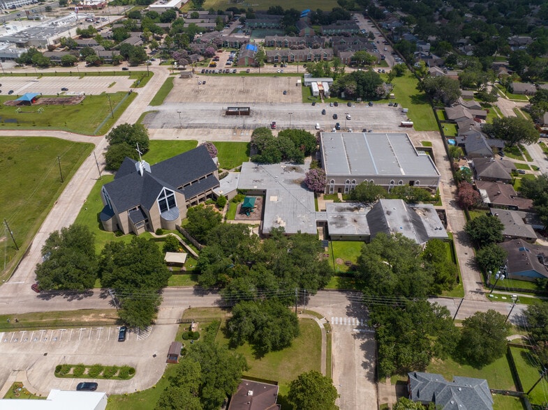 16000 Rippling Water Dr, Houston, TX for sale - Primary Photo - Image 1 of 17