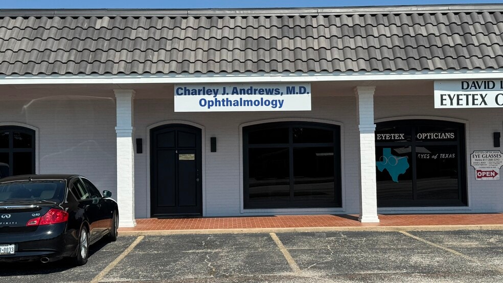 556 W Bedford Euless Rd, Hurst, TX for lease - Building Photo - Image 2 of 11