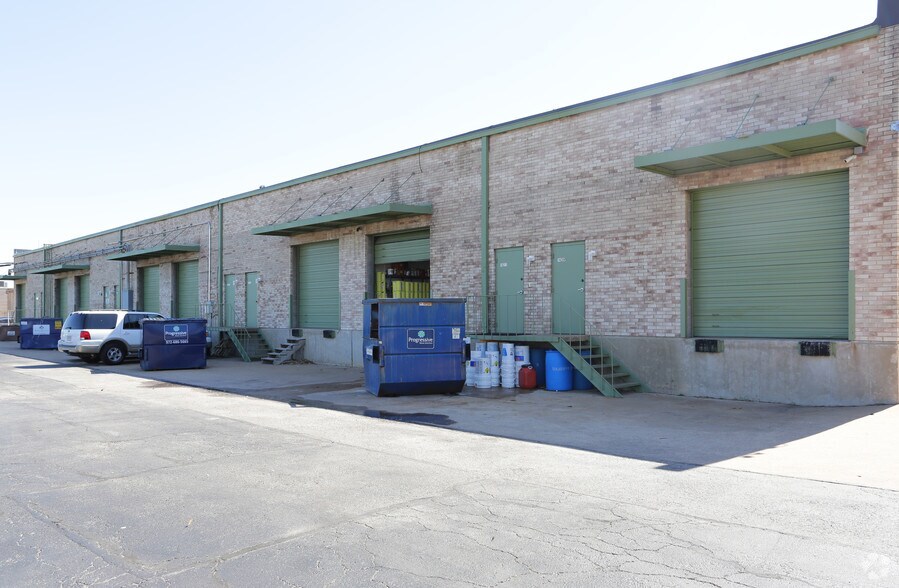 14209-14223 Proton Rd, Farmers Branch, TX à louer - Photo du bâtiment - Image 2 de 3