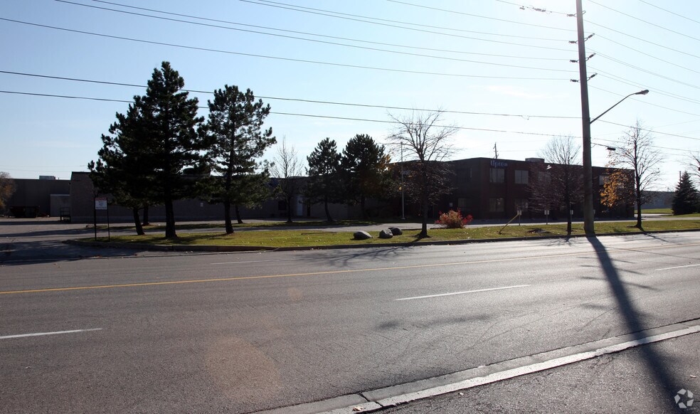 1 Coventry Rd, Brampton, ON à vendre - Photo du bâtiment - Image 3 de 3