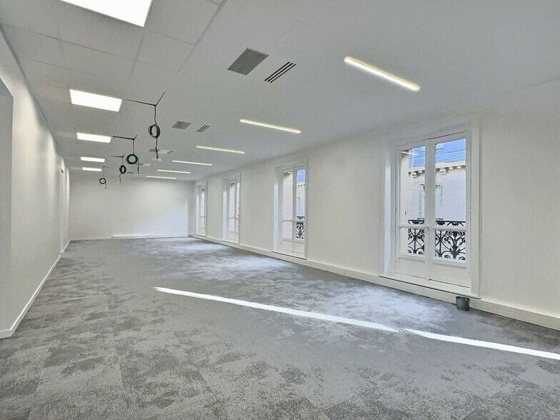 Office in Paris for lease - Interior Photo - Image 1 of 12