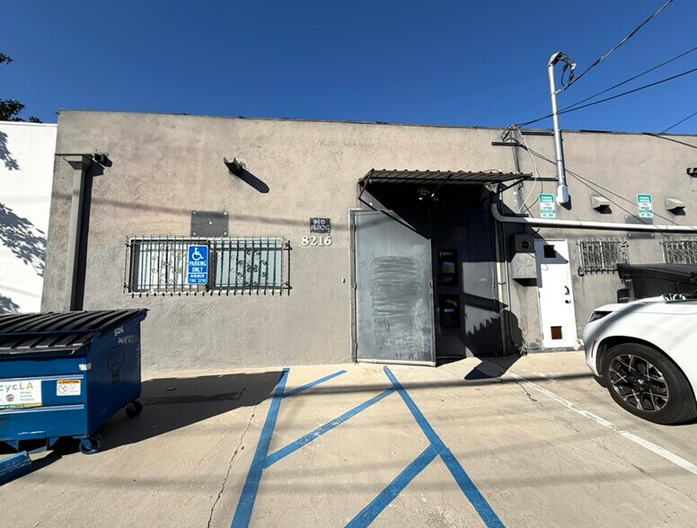 8216 W 3rd St, Los Angeles, CA à louer - Photo du bâtiment - Image 3 de 17