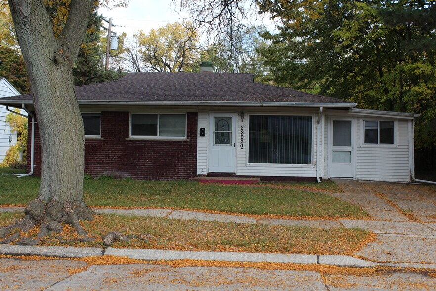 21925 Elroy Ave, Warren, MI for sale - Building Photo - Image 2 of 17
