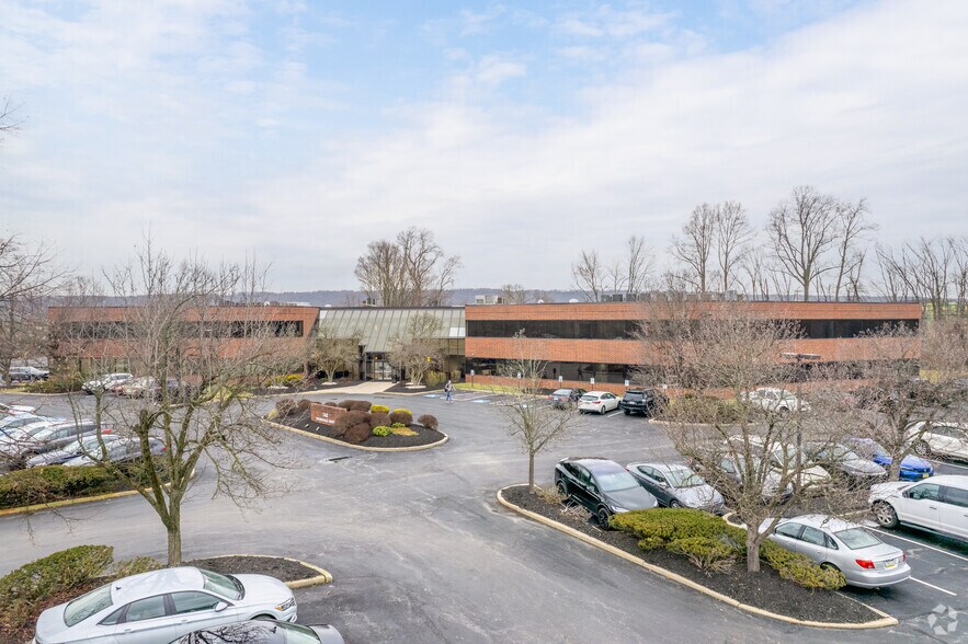 740 Springdale Dr, Exton, PA à louer - Photo du bâtiment - Image 2 de 8