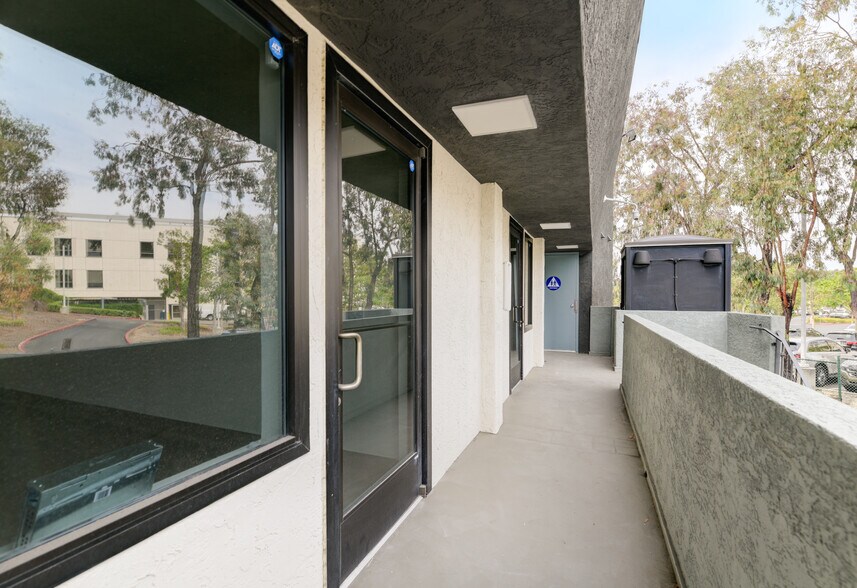 8090 Parkway Dr, La Mesa, CA à louer - Photo du bâtiment - Image 2 de 14