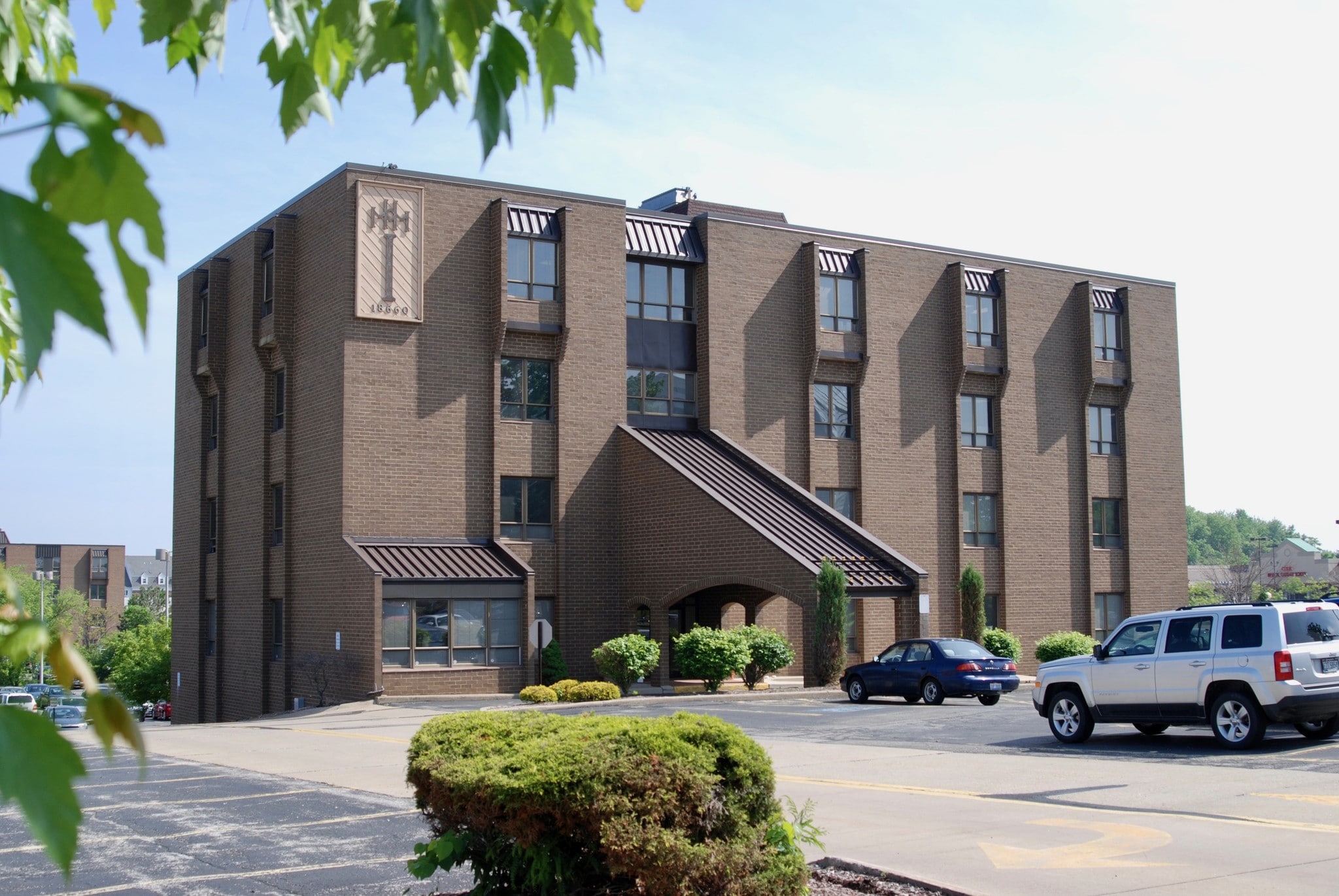 18660 E Bagley Rd, Middleburg Heights, OH for lease Primary Photo- Image 1 of 7