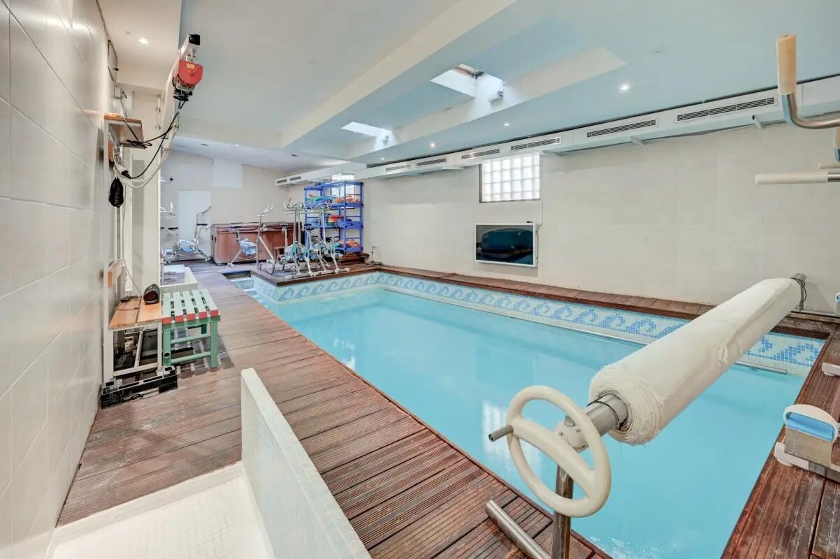 Retail in Marseille for sale Interior Photo- Image 1 of 13