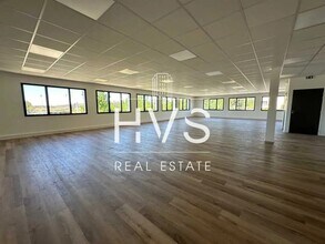 Bureau dans Éguilles à louer Photo intérieure- Image 2 de 4