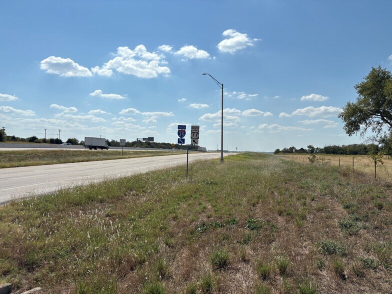 TBD I-35, West, TX à vendre - Photo du bâtiment - Image 2 de 3