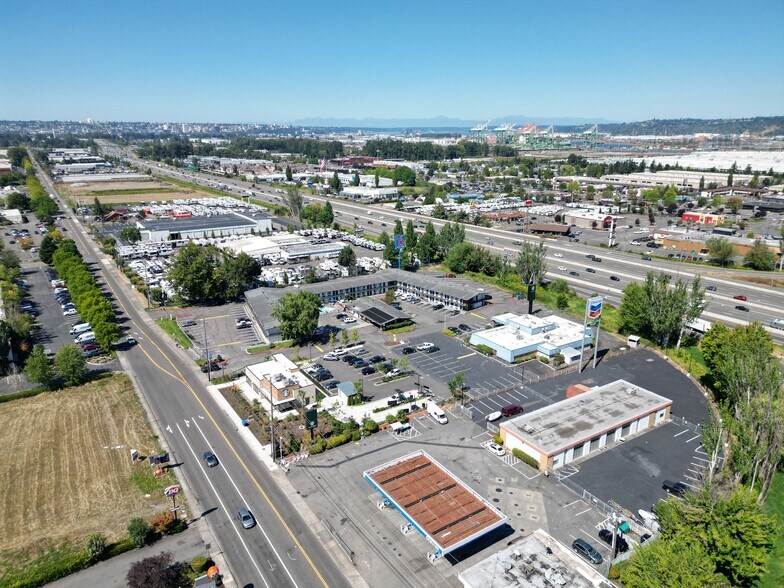 Former Johnny's & Starbucks portefeuille de 2 propriétés à vendre sur LoopNet.ca - Photo du bâtiment - Image 2 de 2