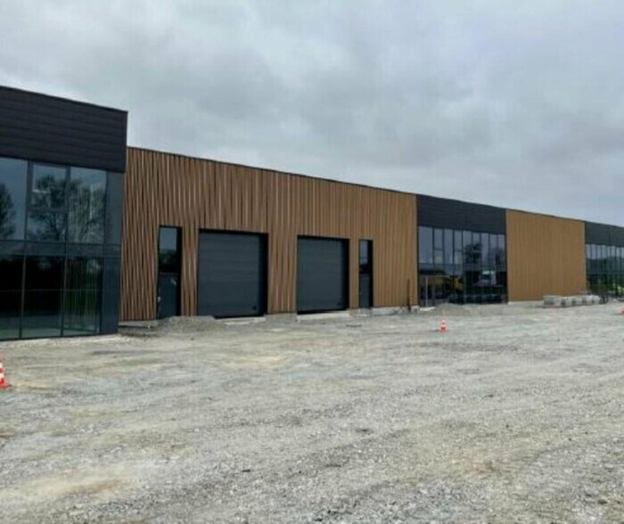 Flex dans Ambérieux à louer - Photo du bâtiment - Image 2 de 10