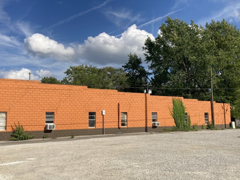 65 E Pierce St, Whitestown, IN à louer - Photo du bâtiment - Image 2 de 13