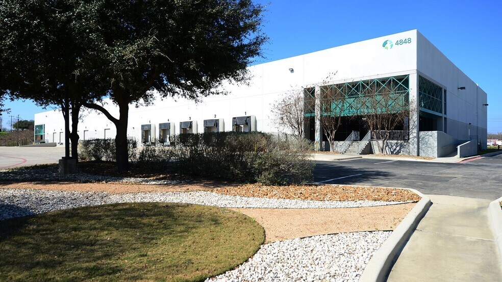 4633 Perrin Crk, San Antonio, TX à louer - Photo du bâtiment - Image 3 de 7