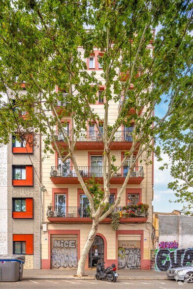 Immeuble residentiel dans Barcelone, Barcelona à vendre - Photo principale - Image 1 de 1