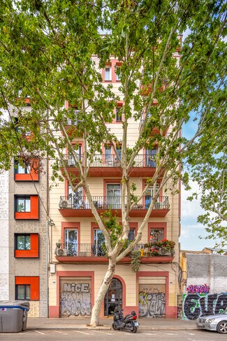 Plus de détails pour Multi-résidentiel à vendre