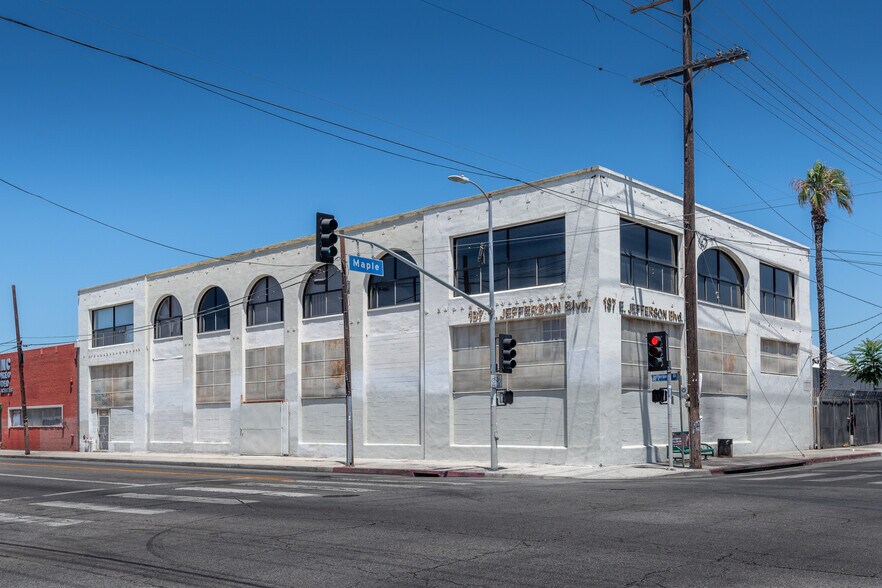 197 E Jefferson Blvd, Los Angeles, CA à vendre - Photo du bâtiment - Image 2 de 59