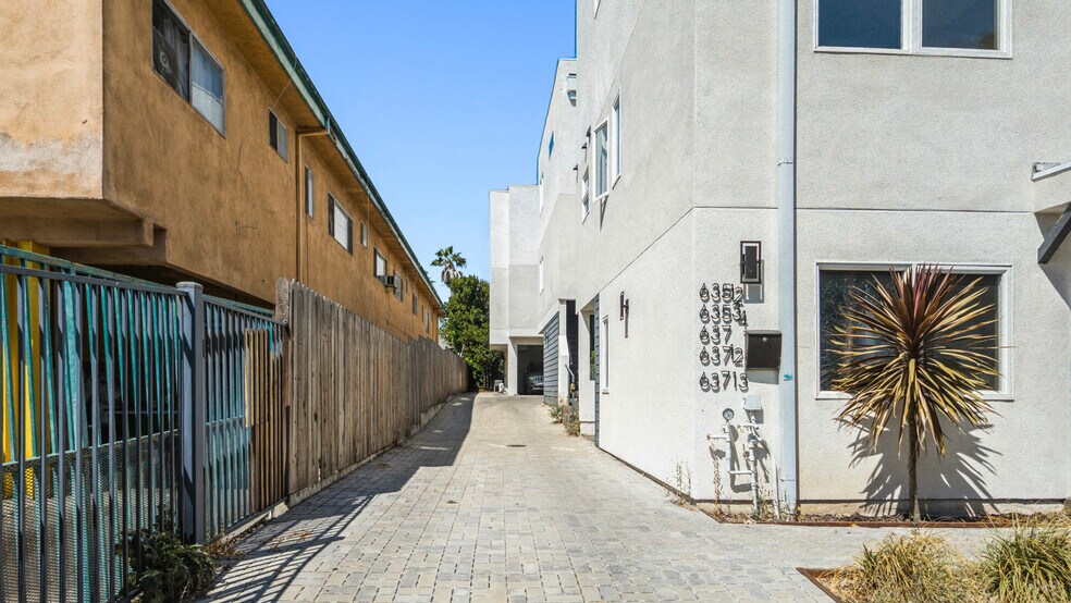 635 N Harvard Blvd, Los Angeles, CA à vendre - Photo du bâtiment - Image 3 de 46