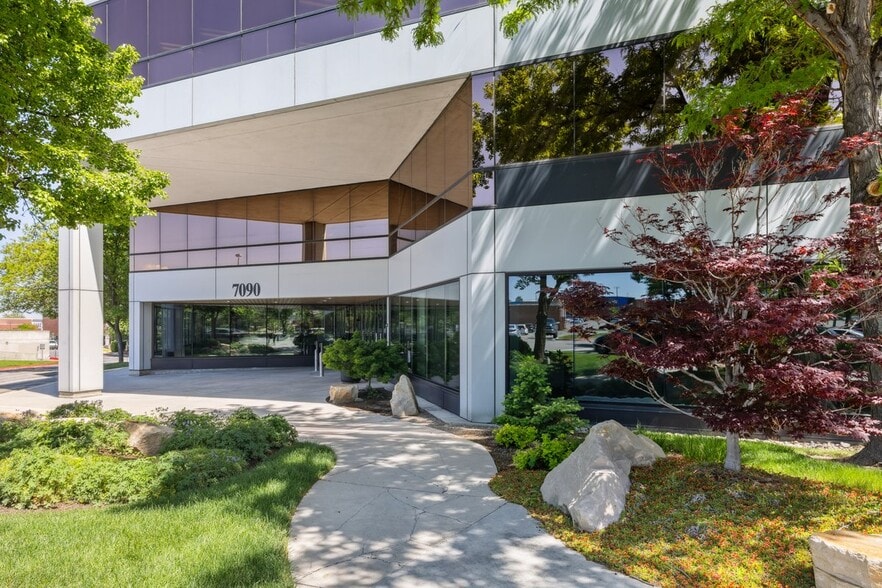 7090 S Union Park Ctr, Midvale, UT à louer - Photo du bâtiment - Image 3 de 14