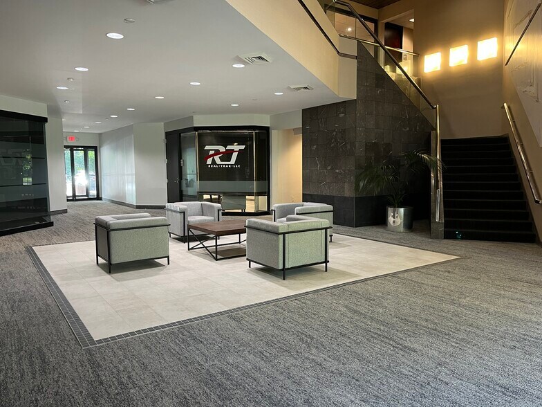 5041 Corporate Woods Dr, Virginia Beach, VA à louer - Photo du bâtiment - Image 3 de 21